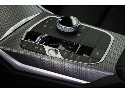 BMW 3 Serie 330e M Sport Automaat / Schuif-kanteldak / Trekhaak / Sportstoelen / Stuurverwarming / Comfort Ac... ActivLease financial lease