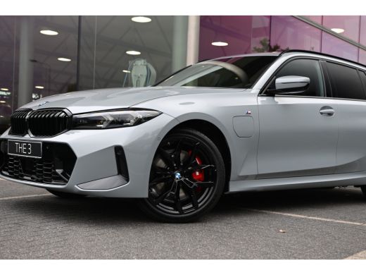 BMW 3 Serie Touring 330e High Executive M Sport Automaat / Panoramadak / Trekhaak / Sportstoelen / Comfort Ac... ActivLease financial lease