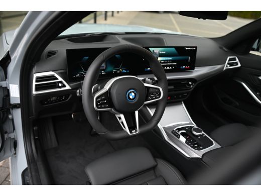BMW 3 Serie Touring 330e High Executive M Sport Automaat / Panoramadak / Trekhaak / Sportstoelen / Comfort Ac... ActivLease financial lease