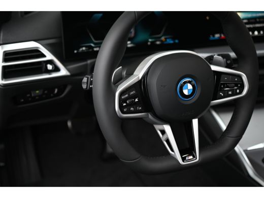 BMW 3 Serie Touring 330e High Executive M Sport Automaat / Panoramadak / Trekhaak / Sportstoelen / Comfort Ac... ActivLease financial lease