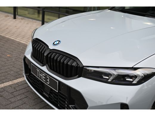 BMW 3 Serie Touring 330e High Executive M Sport Automaat / Panoramadak / Trekhaak / Sportstoelen / Comfort Ac... ActivLease financial lease