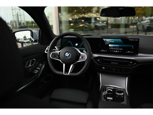 BMW 3 Serie Touring 330e High Executive M Sport Automaat / Panoramadak / Trekhaak / Sportstoelen / Comfort Ac... ActivLease financial lease