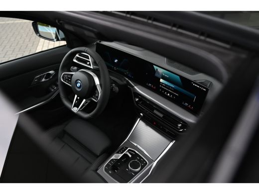 BMW 3 Serie Touring 330e High Executive M Sport Automaat / Panoramadak / Trekhaak / Sportstoelen / Comfort Ac... ActivLease financial lease