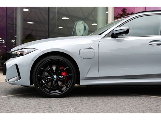 BMW 3 Serie Touring 330e High Executive M Sport Automaat / Panoramadak / Trekhaak / Sportstoelen / Comfort Ac... ActivLease financial lease