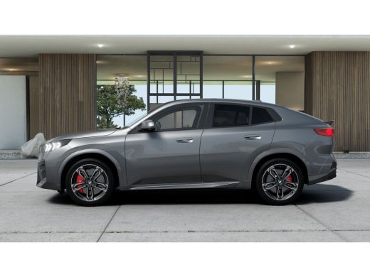 BMW iX2 eDrive20 High Executive M Sport / Panoramadak / Trekhaak / Sportstoelen / M Adaptief onderstel / ... ActivLease financial lease