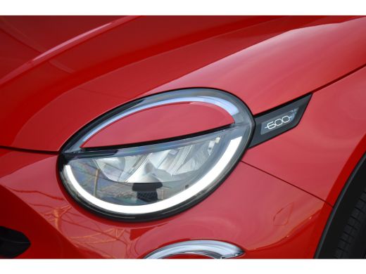 Fiat 600 RED 54kWh 3 Fase 156pk 96%SOH! | Navigatie by App | Parkeersensoren | Full-LED | Airco | Cruise C... ActivLease financial lease