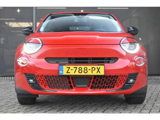Fiat 600 RED 54kWh 3 Fase 156pk 96%SOH! | Navigatie by App | Parkeersensoren | Full-LED | Airco | Cruise C... ActivLease financial lease