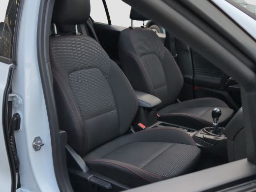 Ford Focus 1.0 ST Line | Trekhaak | Pano | Cruise Control | Carplay | Climate Control ActivLease financial lease