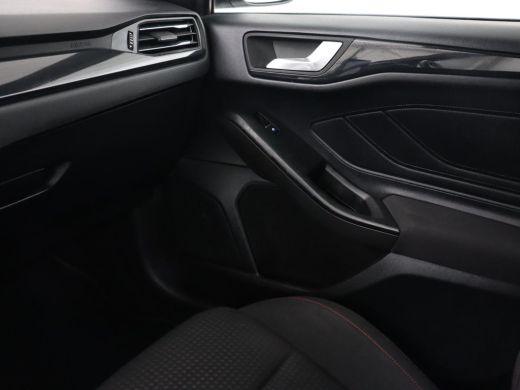Ford Focus 1.5 EcoBoost ST Line X | Trekhaak | Adaptive cruise | Camera | Carplay | Digital Cockpit | Keyles... ActivLease financial lease