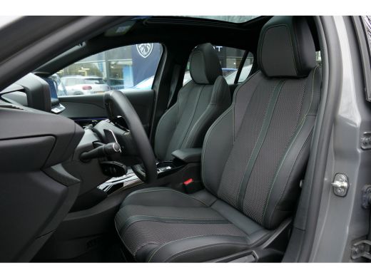 Peugeot 208 HYBRID 100PK 5-DRS GT AUTOMAAT / NAVI / CLIMA / PDC / 17"LMV / CAMERA / PANO.DAK / KEYLESS / FULL... ActivLease financial lease