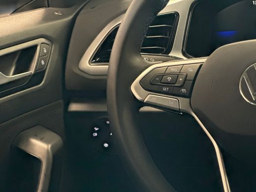 Volkswagen T-Roc 1.5 TSI 150pk DSG Life Edition | Climatronic | Dodehoeksensoren | Travel Assist ActivLease financial lease