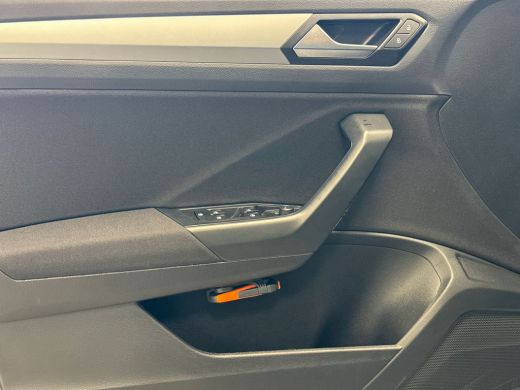 Volkswagen T-Roc 1.5 TSI 150pk DSG Life Edition | Climatronic | Dodehoeksensoren | Travel Assist ActivLease financial lease