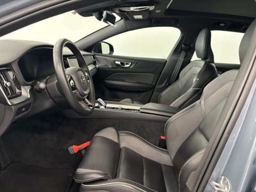 Volvo  V60 B4 Plus Dark | Premium audio | Trekhaak | Panoramadak | 360o camera | Apple Carplay/Android Auto ... ActivLease financial lease