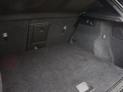 Volvo  XC40 Recharge P8 AWD R Design | Stoel & stuurverwarming | Camera | Leder/Alcantara | Adaptive cruise |... ActivLease financial lease