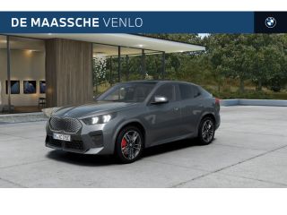 BMW iX2 eDrive20 High Executive M Sport / Panoramadak / Trekhaak / Sportstoelen / M Adaptief onderstel / ...