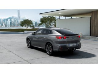 BMW iX2 eDrive20 High Executive M Sport / Panoramadak / Trekhaak / Sportstoelen / M Adaptief onderstel / ...