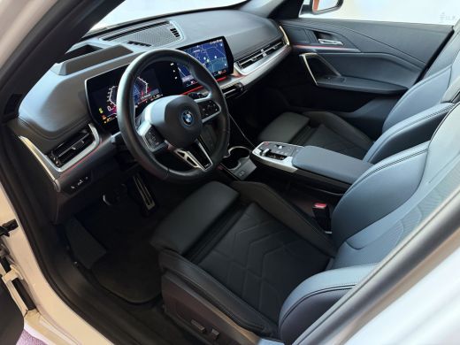 BMW X1 XDRIVE 25E M-SPORT LED PANO.SCHUIFDAK ELEK.KLEP NAVI STOELVERW M-SHADOW LINE ELEK.STOEL ZWARTE.HE... ActivLease financial lease