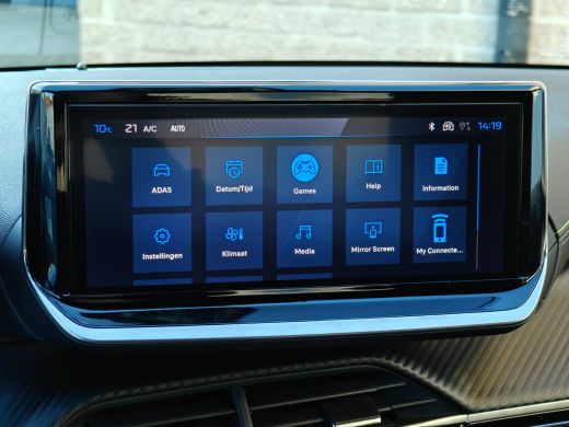 Peugeot 208 GT | Armsteunen op de voorportieren bekleed met kunstleder met groen sierstiksel (GT-Line) | Clim... ActivLease financial lease