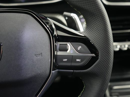 Peugeot 208 GT | Armsteunen op de voorportieren bekleed met kunstleder met groen sierstiksel (GT-Line) | Clim... ActivLease financial lease