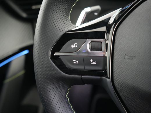 Peugeot 208 GT | Armsteunen op de voorportieren bekleed met kunstleder met groen sierstiksel (GT-Line) | Clim... ActivLease financial lease