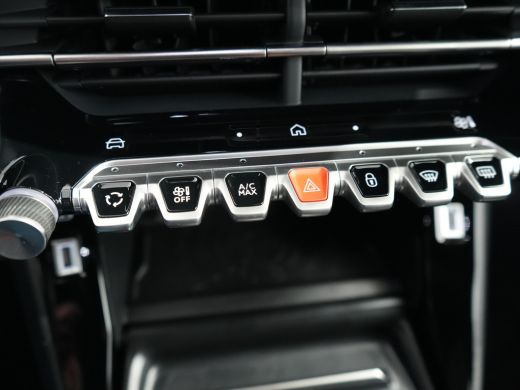 Peugeot 208 GT | Armsteunen op de voorportieren bekleed met kunstleder met groen sierstiksel (GT-Line) | Clim... ActivLease financial lease