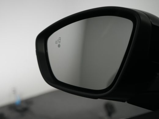 Peugeot 208 GT | Armsteunen op de voorportieren bekleed met kunstleder met groen sierstiksel (GT-Line) | Clim... ActivLease financial lease