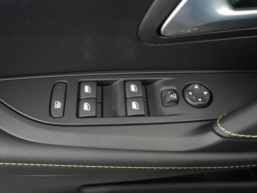 Peugeot 208 GT | Armsteunen op de voorportieren bekleed met kunstleder met groen sierstiksel (GT-Line) | Clim... ActivLease financial lease