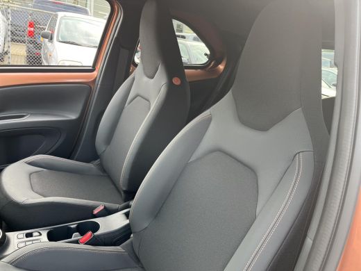 Toyota Aygo Hybrid 115 envy | Uit voorraad leverbaar | &euro; 500 extra inruilwaarde | ActivLease financial lease