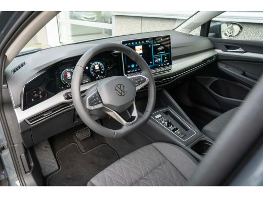 Volkswagen Golf Life Edition eHybrid | 'App-Connect' draadloze smartphone integratie | Achterbank in ongelijke de... ActivLease financial lease