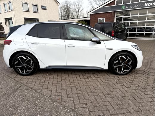 Volkswagen ID.3 First Plus 58 kWh SOH 92.8%, Camera, Trekhaak, 19''Lmv ActivLease financial lease