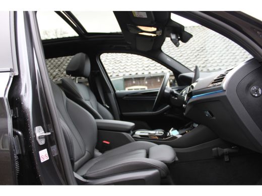 BMW iX3 M-SPORT 80 kWh SOh 100% PANO LEER PILOT ORG NL 23000KM!!! ActivLease financial lease