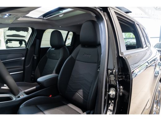 Jeep Avenger Summit 54 kWh | Panoramadak | El. Achterklep | Stoelverwarming | Navigatie | Camera | Parkeersens... ActivLease financial lease