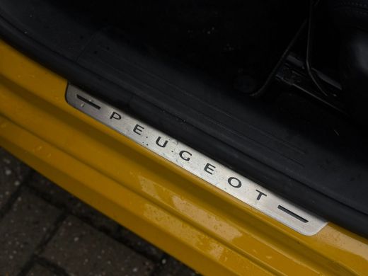 Peugeot 208 1.2 PureTech GT Pack Panoramadak | Adeptieve cruise control | Achteruitrijcamera | Keyless entry ... ActivLease financial lease