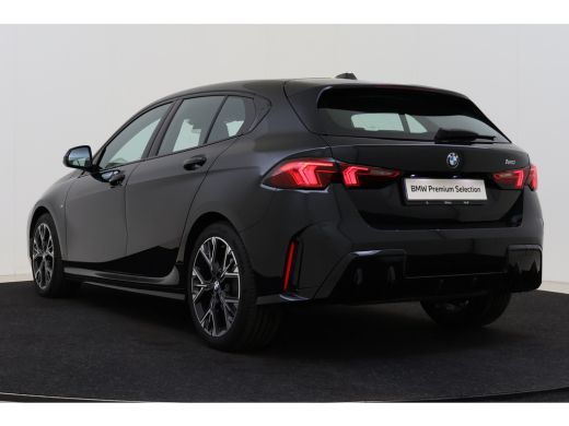 BMW 1 Serie 120 M Sport Automaat / Sportstoelen / Achteruitrijcamera / M Adaptief onderstel / Comfort Access ... ActivLease financial lease