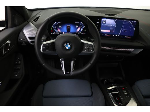 BMW 1 Serie 120 M Sport Automaat / Sportstoelen / Achteruitrijcamera / M Adaptief onderstel / Comfort Access ... ActivLease financial lease