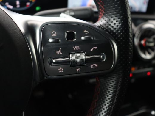 Mercedes-Benz A-Klasse 180 AMG | Panoramadak | Stoelverwarming | Carplay | Sfeerverlichting | Leder/Alcantara | Navigati... ActivLease financial lease