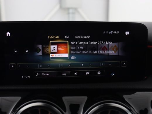 Mercedes-Benz A-Klasse 180 AMG | Panoramadak | Stoelverwarming | Carplay | Sfeerverlichting | Leder/Alcantara | Navigati... ActivLease financial lease