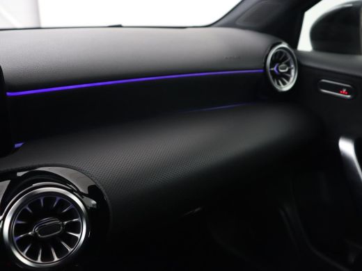 Mercedes-Benz A-Klasse 180 AMG | Panoramadak | Stoelverwarming | Carplay | Sfeerverlichting | Leder/Alcantara | Navigati... ActivLease financial lease