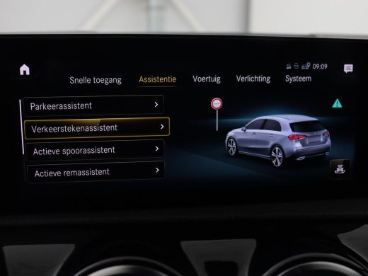 Mercedes-Benz A-Klasse 180 AMG | Panoramadak | Stoelverwarming | Carplay | Sfeerverlichting | Leder/Alcantara | Navigati... ActivLease financial lease