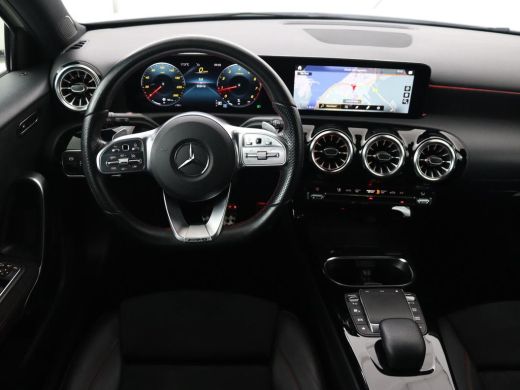 Mercedes-Benz A-Klasse 180 AMG | Panoramadak | Stoelverwarming | Carplay | Sfeerverlichting | Leder/Alcantara | Navigati... ActivLease financial lease