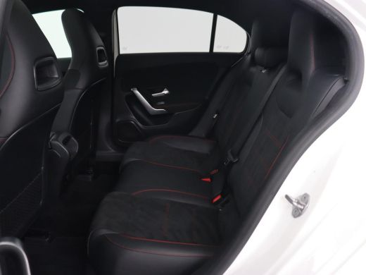 Mercedes-Benz A-Klasse 180 AMG | Panoramadak | Stoelverwarming | Carplay | Sfeerverlichting | Leder/Alcantara | Navigati... ActivLease financial lease