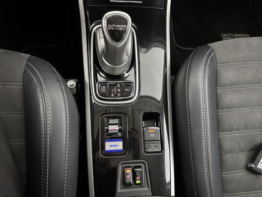 Mitsubishi Outlander 2.4 PHEV Intense (INCL.BTW) *PANO | LEATHER-MICROFIBRE | LED-LIGHTS | KEYLESS | CAMERA | HEATED-C... ActivLease financial lease