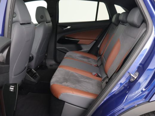 Volkswagen ID.4 First Max 77 kWh | Panoramadak | Stoelverwarming | Head-Up | Trekhaak | 360 Camera | Sfeerverlich... ActivLease financial lease