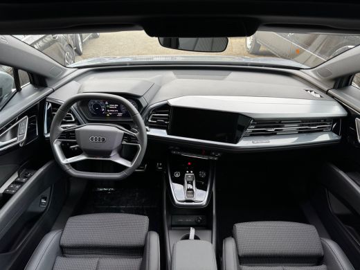 Audi Q4 e-tron 45 quattro 82kWh 286pk S Edition Competition | Panoramadak | Dodehoeksensoren | Adaptive cruise c... ActivLease financial lease