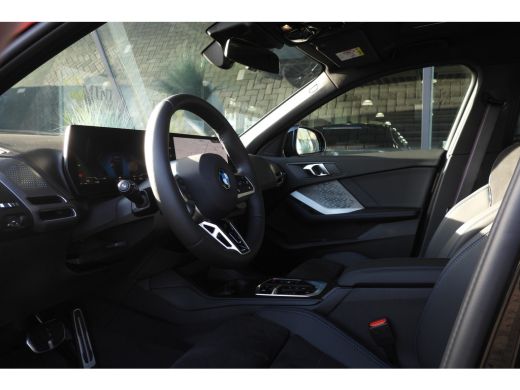 BMW 1 Serie 120 M Sport Automaat / Panoramadak / Sportstoelen / Achteruitrijcamera / M Adaptief onderstel / C... ActivLease financial lease