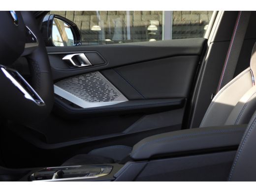 BMW 1 Serie 120 M Sport Automaat / Panoramadak / Sportstoelen / Achteruitrijcamera / M Adaptief onderstel / C... ActivLease financial lease