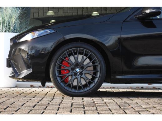 BMW 1 Serie 120 M Sport Automaat / Panoramadak / Sportstoelen / Achteruitrijcamera / M Adaptief onderstel / C... ActivLease financial lease