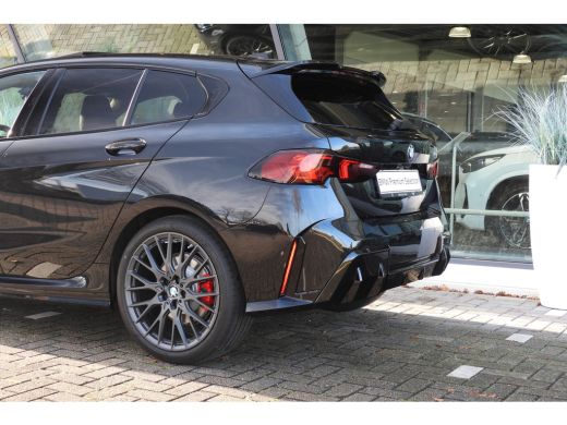 BMW 1 Serie 120 M Sport Automaat / Panoramadak / Sportstoelen / Achteruitrijcamera / M Adaptief onderstel / C... ActivLease financial lease