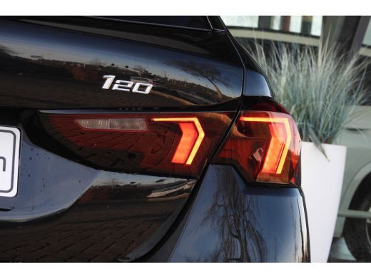 BMW 1 Serie 120 M Sport Automaat / Panoramadak / Sportstoelen / Achteruitrijcamera / M Adaptief onderstel / C... ActivLease financial lease