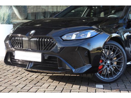 BMW 1 Serie 120 M Sport Automaat / Panoramadak / Sportstoelen / Achteruitrijcamera / M Adaptief onderstel / C... ActivLease financial lease